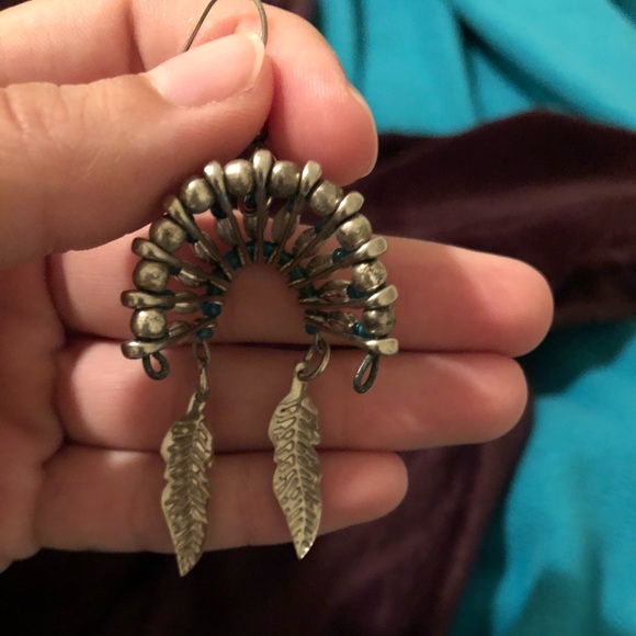 Pair of headdress inspired earrings - Picture 5 of 5